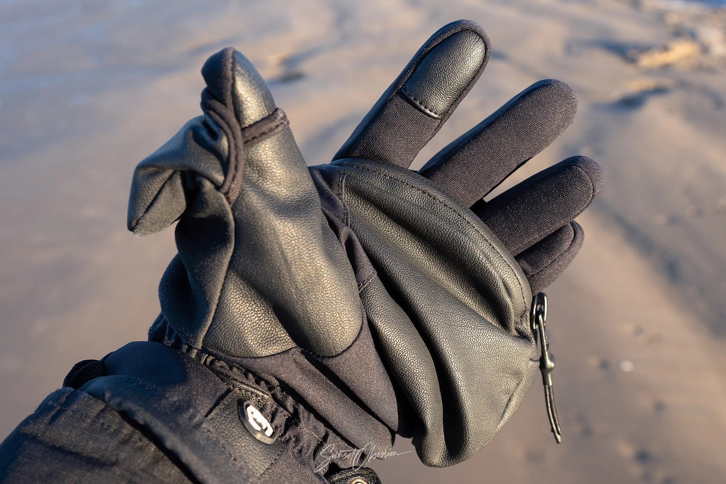 2-in-1: thin inner liner and an outer mitt with zipper access