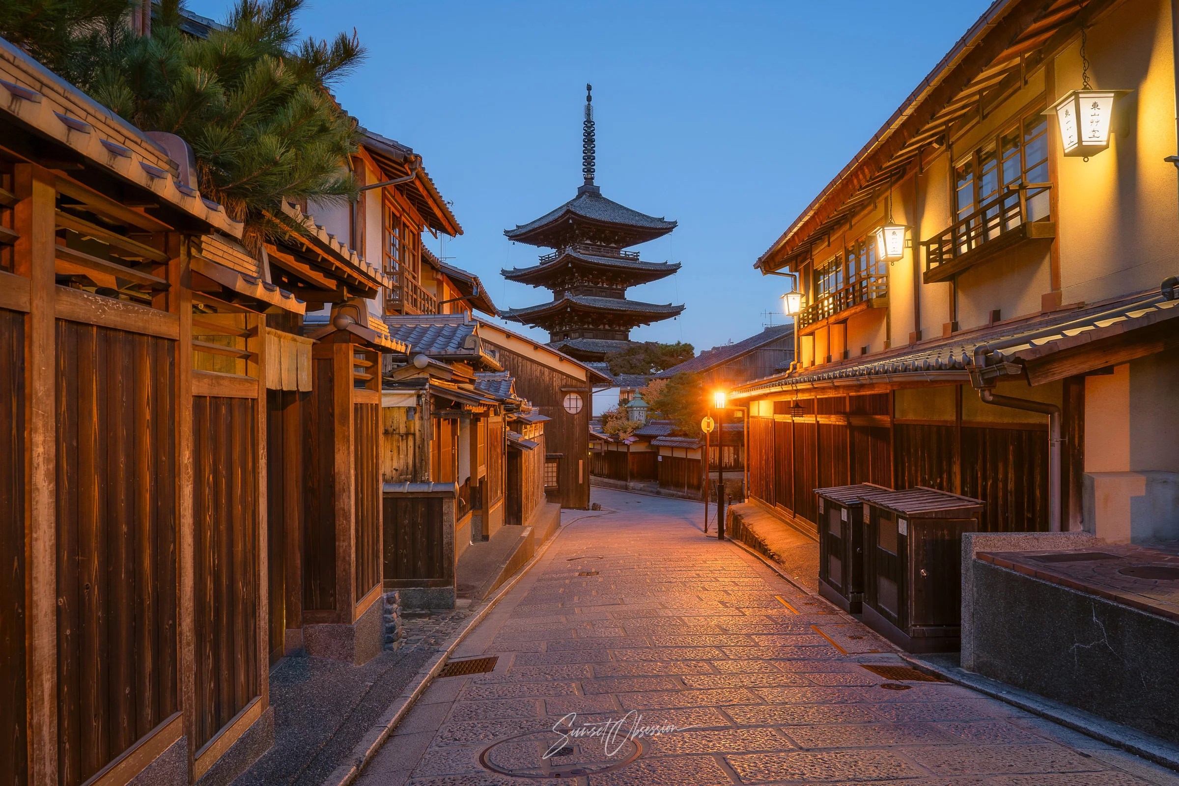 Higashiyama historic district at dawn, Kyoto, Japan