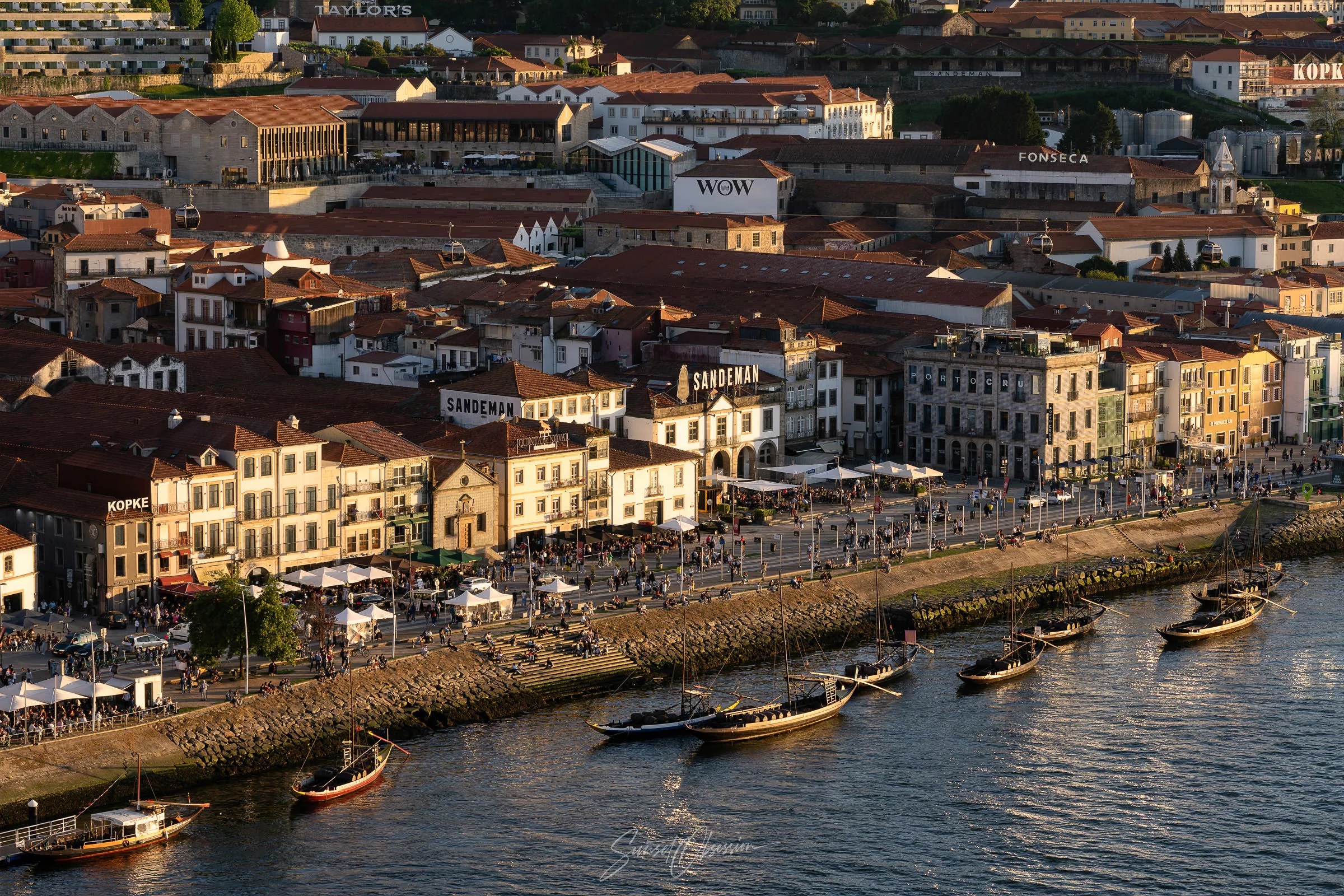 Golden hour in the Ribeira Gaia district
