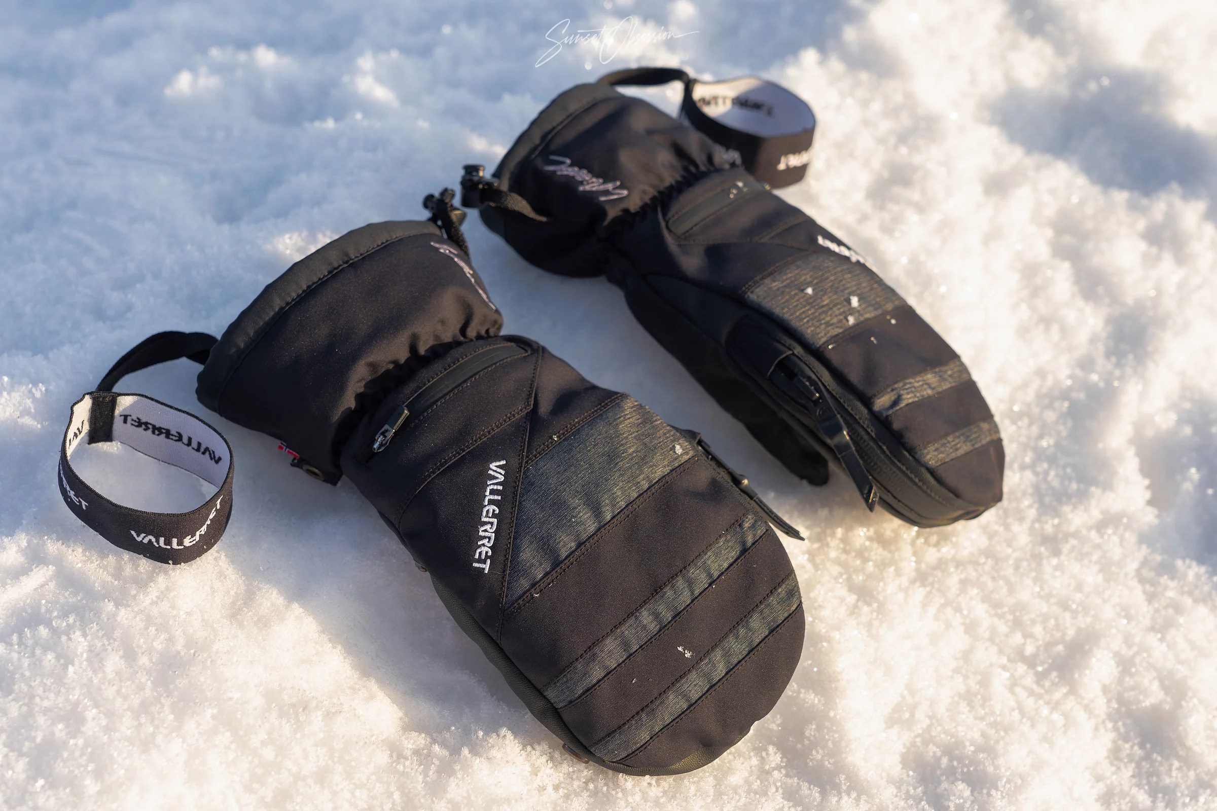 Vallerret Skadi LRS photography mittens on the snow