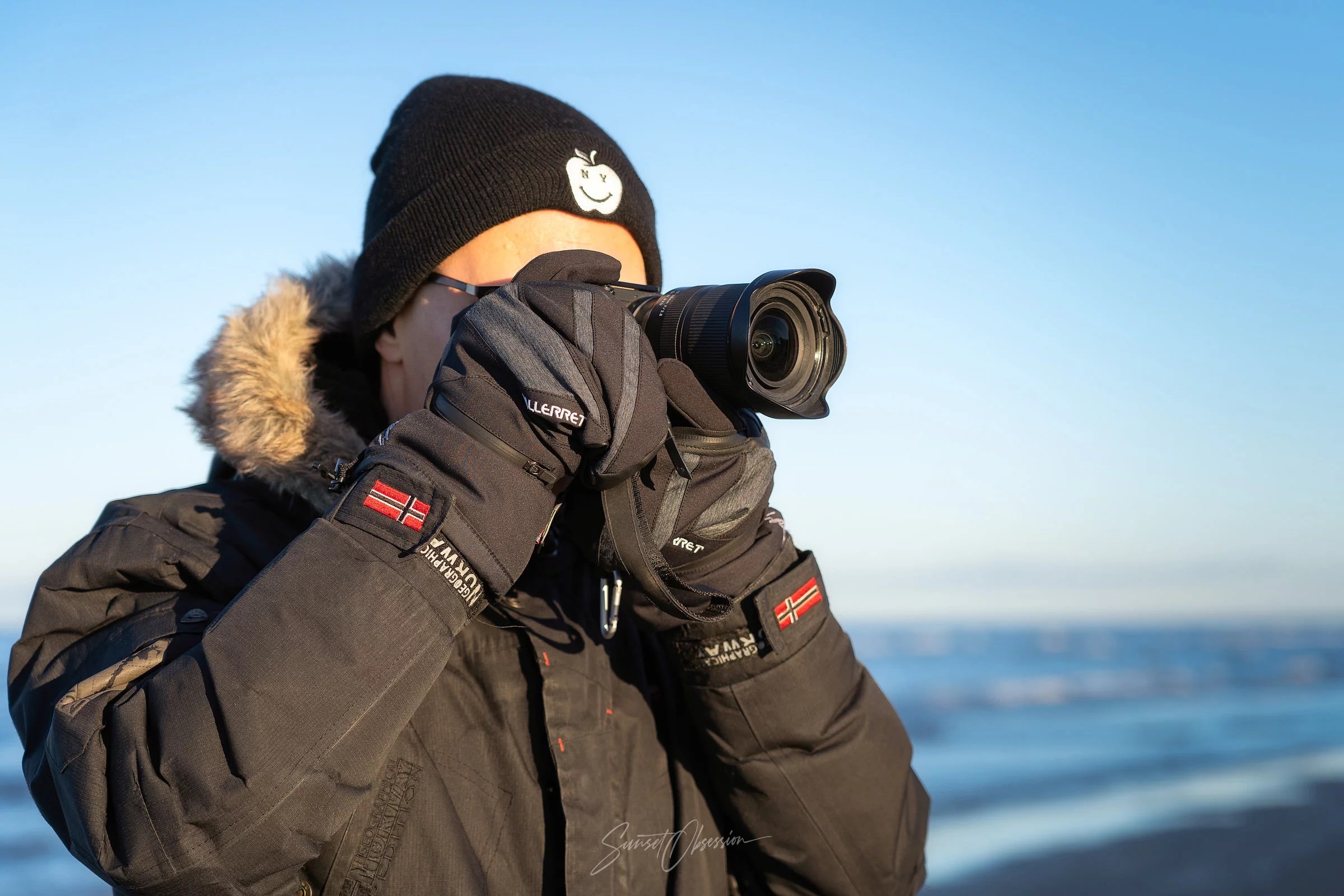 Vallerret Skadi Zipper Mitt on a winter photoshoot